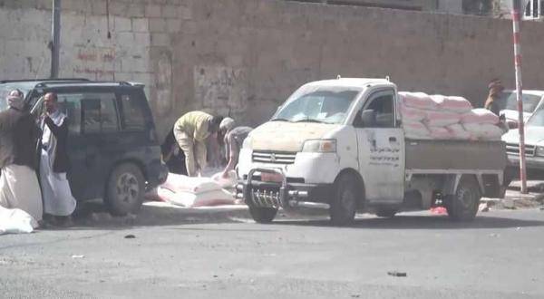 بعد متاجرتهم بالمشتقات النفطية في السوق السوداء.. الحوثيون يبيعون المعونات الغذائية الأممية في شوارع صنعاء..! – (تفاصيل)