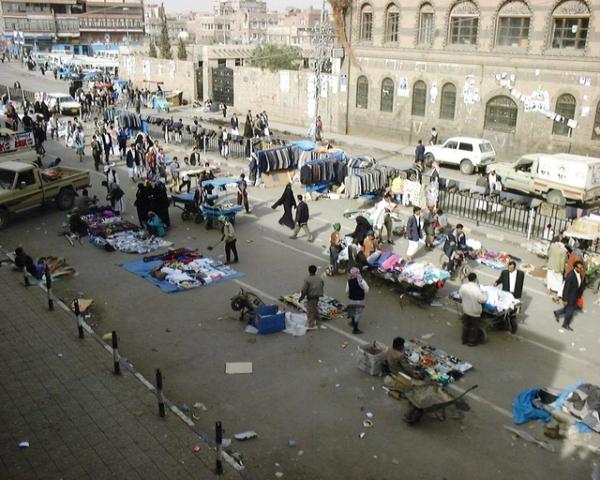 عصابة الحوثي الارهابية تنهب أموال مفترشي الأرصفة وتبتز التجار