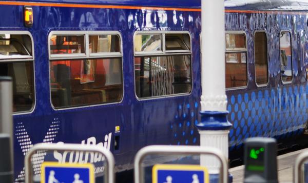 الإضرابات تتسبب في تعطل خدمات القطارات في اسكتلندا خلال فترة الأعياد