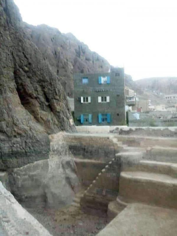 بناء عشوائي داخل أحواض صهاريج عدن التاريخية 