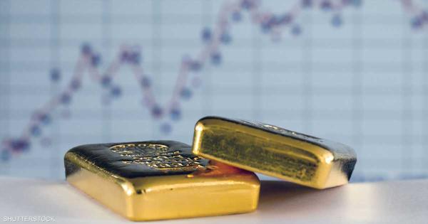 رياح خفض الفائدة تضعف الدولار وتعلو بأسعار الذهب