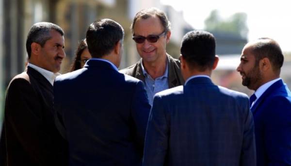 محافظ الحديدة: اللجنة الأممية وممثلي الطرفين مهمتهم تنفيذ الاتفاق وليس التفاوض.. وهذا هو آخر موعد لانسحاب الحوثيين من الحديدة وموانئها..!  