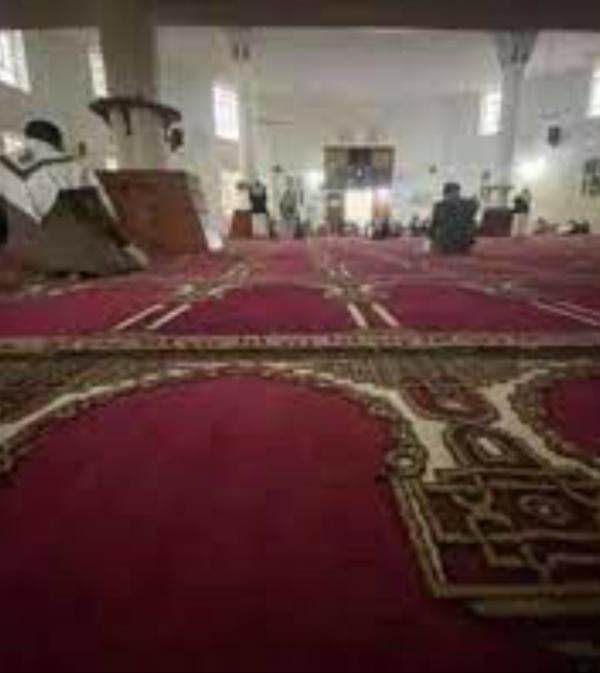 مصلون في سنحان يعتبرون الصلاة خلف خطباء حوثيين باطلة والمليشيا تغلق المساجد 