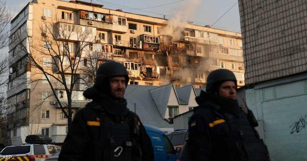 قتيل وعشرات الجرحى في قصف روسي مكثف على كييف عشية محادثات أوكرانية–أميركية