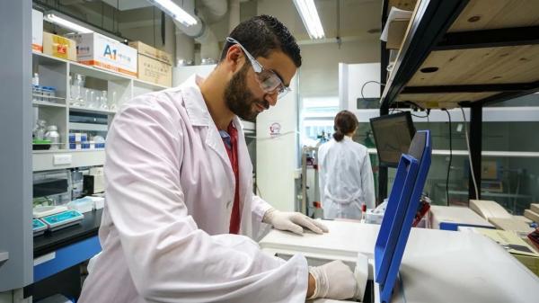 قادته للعالمية.. باحث مصري يبدع بمجال تطوير البطاريات