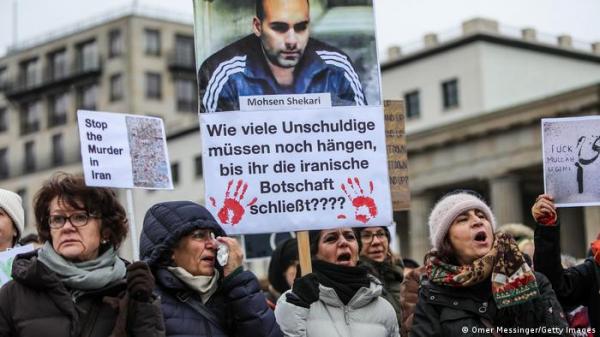 منظمة: 100 متظاهر في إيران يواجهون عقوبة الإعدام