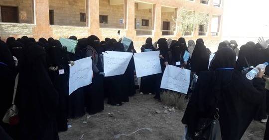 على خطى داعش.. المليشيات الحوثية تقتحم معهد المعلمين بالبيضاء لمنع عقد دورة "مختلطة"..!؟