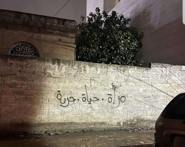 ناشطون  في صنعاء يحاكون شباب الثورة الإيرانية ويرفعون شعاراتها 