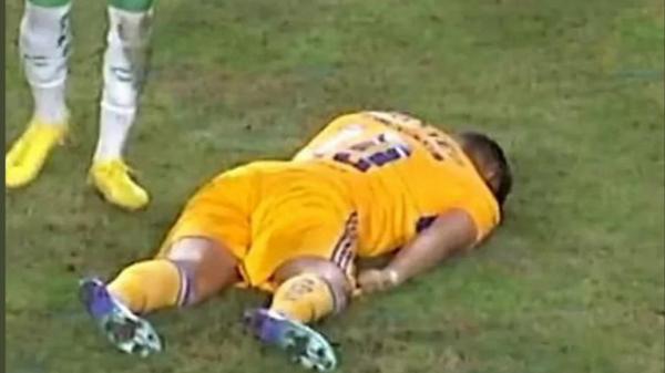 كرة طائشة تتسبب في إصابة مروعة للمهاجم الفرنسي جيناك