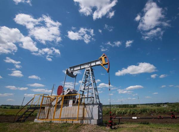 النفط يصعد في آسيا بدعم من التوترات الجيوسياسية وترقب تطورات أوكرانيا والشرق الأوسط