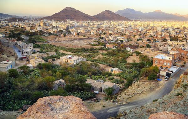 قبليون من سنحان يسلبون قياديا حوثيا سيارته تعويضا على أموالهم المنهوبة 