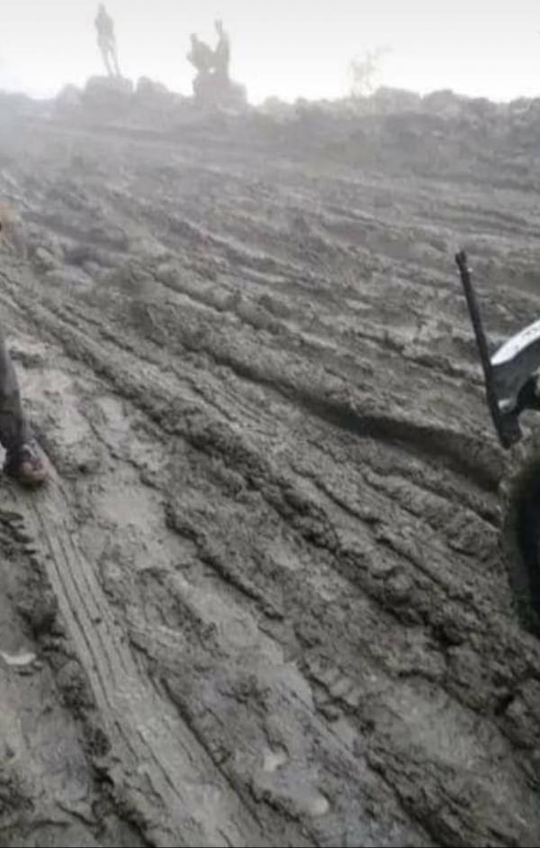 الأمطار تضاعف معاناة المسافرين في طريق تعز التربة 