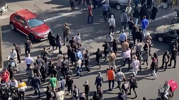 100 معتقل إيراني يواجهون عقوبات محتملة بالإعدام