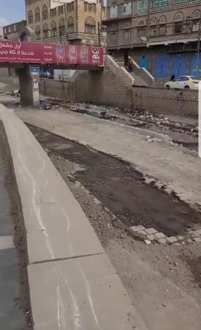 مليشيا الحوثي تقتلع بلاط سائلة صنعاء باعتباره مشروع امريكي 