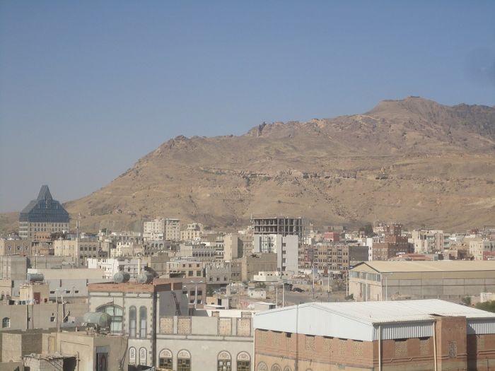 انفجارات مخازن حوثية في جبل نقم بصنعاء تثير الرعب بين المواطنين