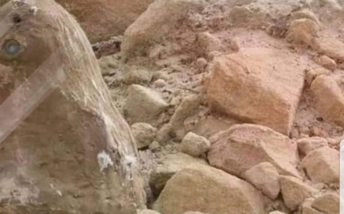 لغمٌ حوثيٌ مموهٌ يمزقُ جسدَ طفلٍ في منطقة الجاح بالحديدة.
