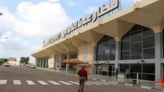 مسافر يتعرض للابتزاز من موظف باليمنية في مطار عدن 