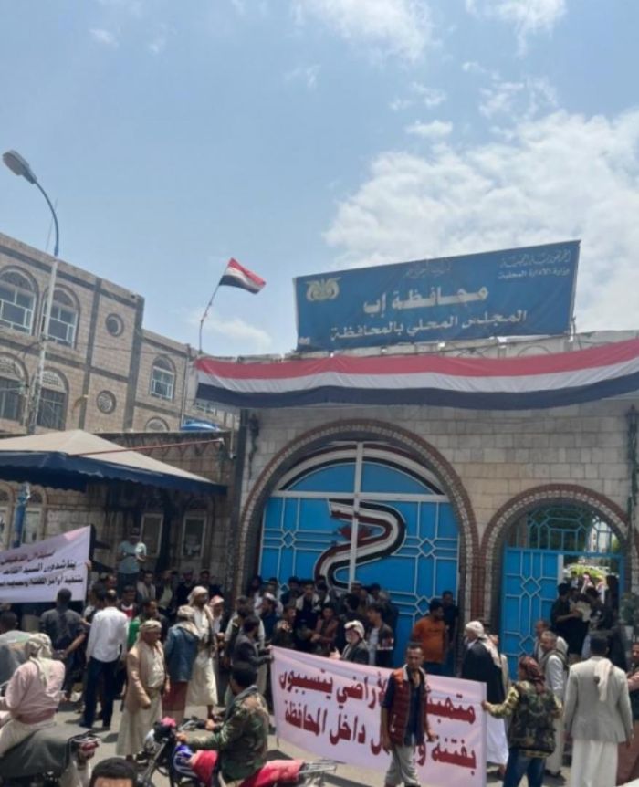 مليشيا الحوثي تعتدي على محتجين احتجوا ضد ناهبي الأراضي بإب.