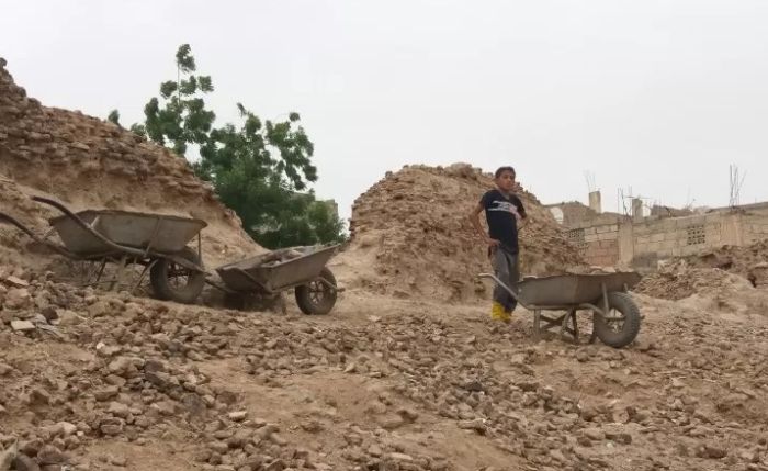 أيادي العبث تطال قلعة حيس التاريخية