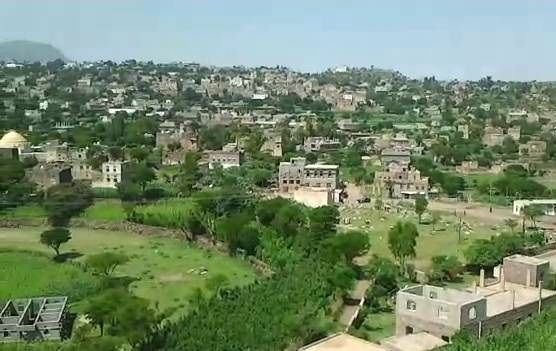 قيادي حوثي يدمر مدرسة لبناء سور لبيته في إب