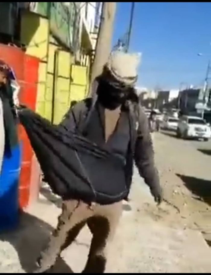 مشهد مؤلم يجسد معاناة اليمنيين في مناطق سيطرة عصابة الحوثي".
