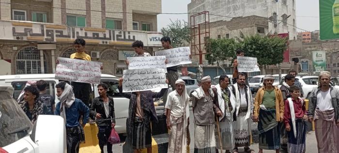أهالي الأقروض ينفذون وقفة احتجاجية أمام مبنى محافظة تعز