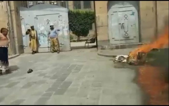 بسبب جباية عصابة الحوثي : نجح مواطنون في إنقاذ تاجر من الانتحار أمام ضرائب صعدة.