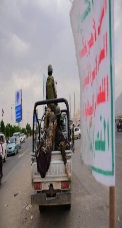 ضبط 3 كجم مخدرات داخل طقم لقيادي حوثي، والمليشيا تعتقل أفراد النقطة.