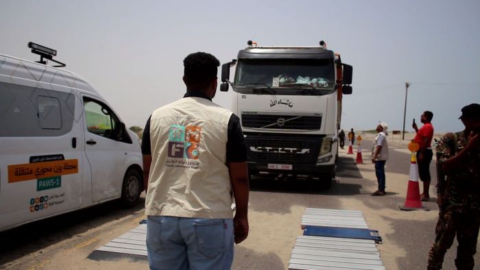 سائقو النقل الثقيل يحتجون على فرض الرسوم الزائدة ويطالبون بتنظيم قوانين الوزن وتفريغ الحمولات.