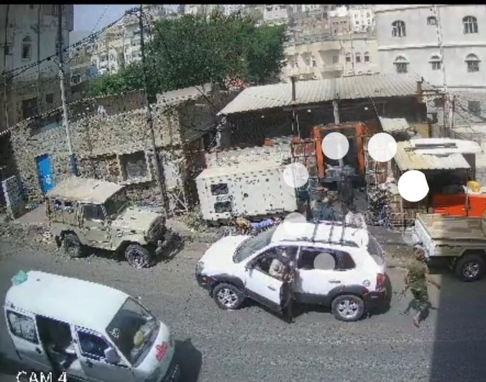 مسؤول أمني في تعز يعتدي على محطة كهرباء ويهشم رأس عامل باستخدام البنادق.