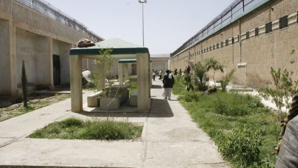 نقل سجين الى احد مستشفيات صنعاء بعد اعتداء همجي من قبل قيادي حوثي