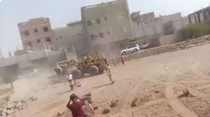 إزالة العشوائيات في بئر فضل ورفع الحواجز الترابية من بوابة الغزل والنسيج 