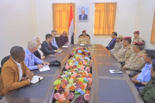 رئيس الأركان: مليشيات الحوثي تشكل تهديدًا إرهابيًا لليمن والعالم بأسره في لقاء مع وفد بريطاني
