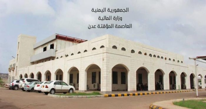 مالية عدن تعلن عن انفراجة في رواتب النازحين بعد توقفها عدة أشهر.