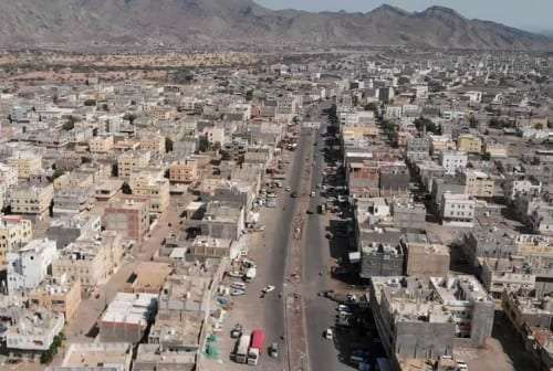 "حملة أمنية لاستهداف مطلوبين في لحج وإشعارات إخلاء للنازحين من عمارة الأوقاف في الحوطة