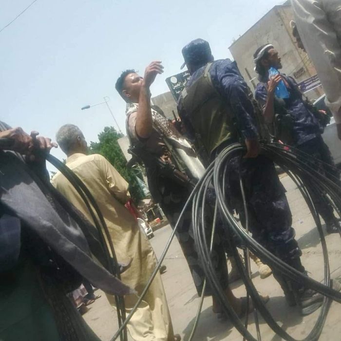 تجار كهرباء السوق السوداء بتعز يتقاتلون على سرقة كابلات الشبكة العمومية