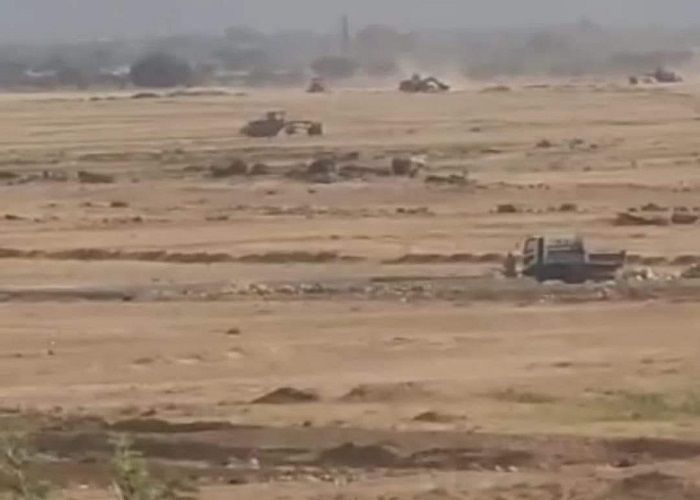 عصابة الحوثي الإرهابية تسطو على 130 ألف لبنة من أراضي بني الحارث