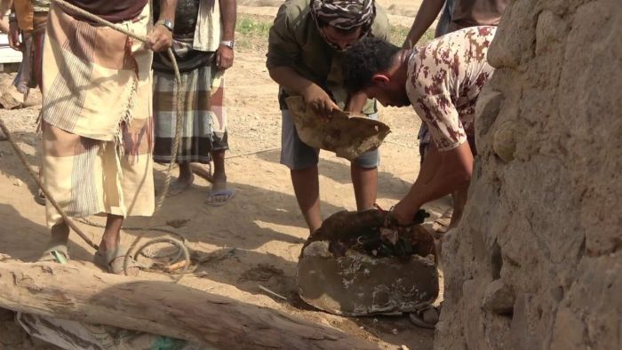 العثور ألغام وعبوات ناسفة في بئر مياه بقرية بمديرية حيس