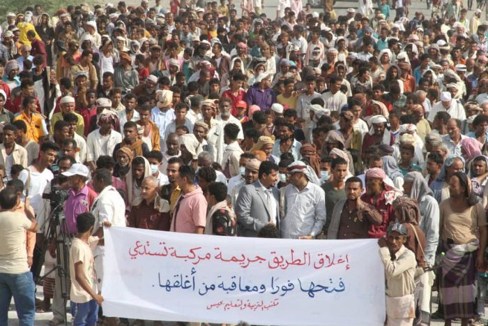الحديدة.. تظاهرة شعبية تطالب بسرعة فتح طريق حيس الجراحي