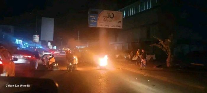 تظاهرات ليلة في عدن تنديدا بانهيار العملة وانقطاع الكهربائي
