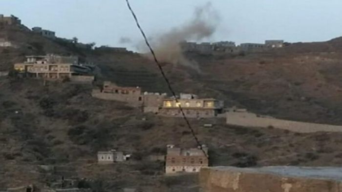 عصابة الحوثي تستهدف أحياء سكنية غرب تعز بقذائف الهاون