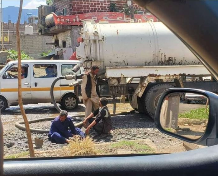 مليشيا الحوثي تبتز المطاعم بصب المجاري بجزر الشوارع