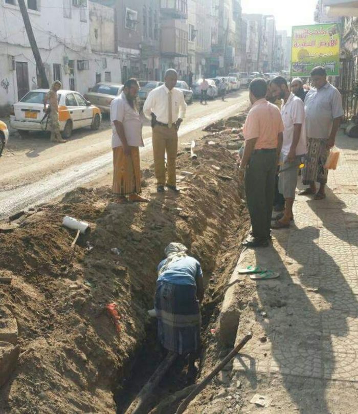 مياه مشروع صيرة يغرق شارع اأبان في عدن.