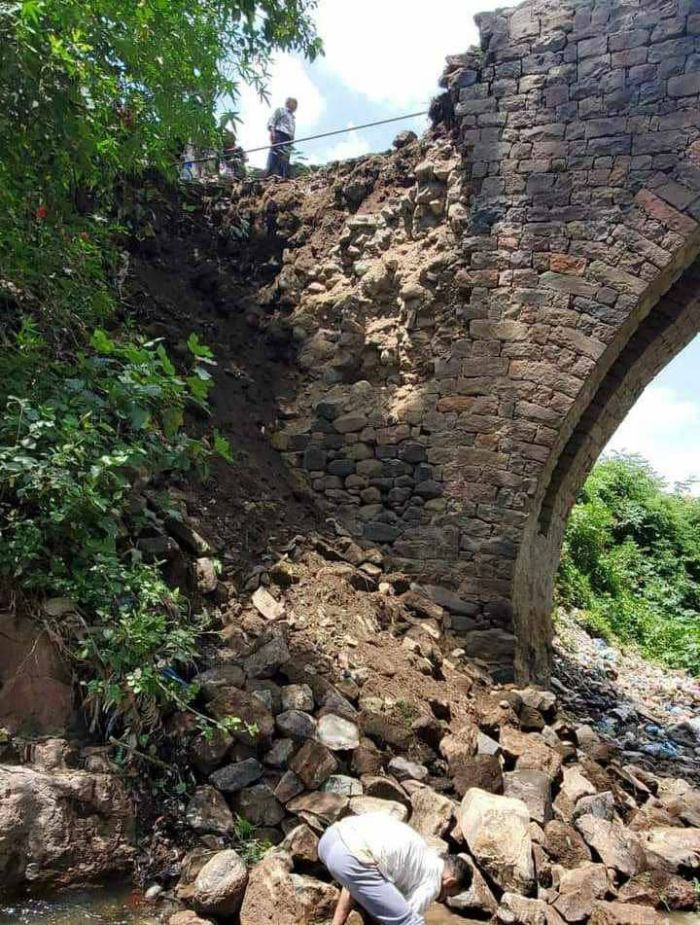 تعرُض جسر اثري عمره 600 عام للانهيار و السبب إهمال الحوثي