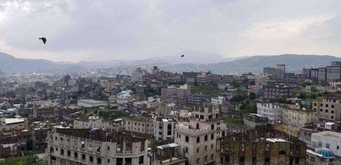 قيادي حوثي يقوم بجرف الموتى و الشروع في البناء على مقبرة في إب