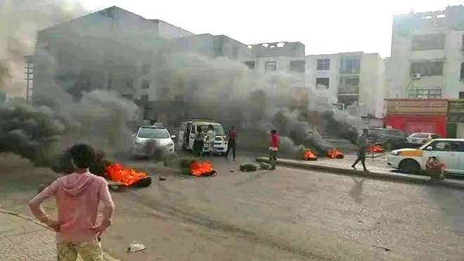 عدن : احتجاجات تطالب بإقالة حكومة معين عبدالملك و بتحسين الخدمات  