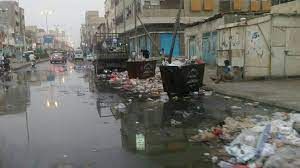 الحديدة بؤرة لتفشي الأمراض بسبب المجاري وتراكم القمامة