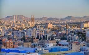 عصابة الحوثي الإرهابية تقتحم محلات بيع الملابس والأقمشة في أسواق العاصمة صنعاء