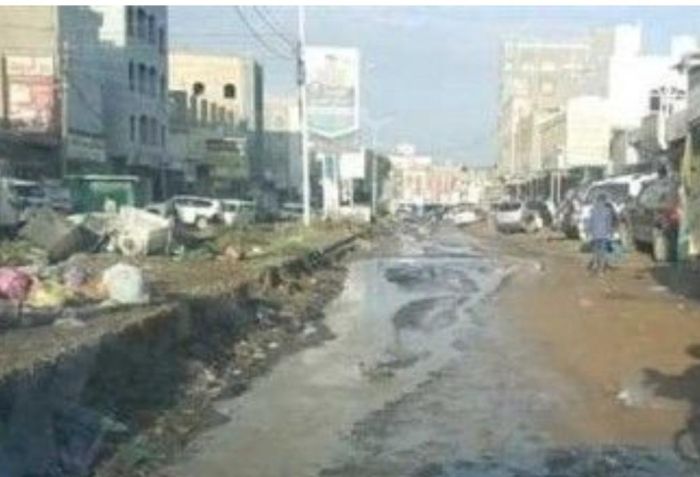 طفح مجاري أحياء المنصورة بعدن وشوارع القاعدة في إب