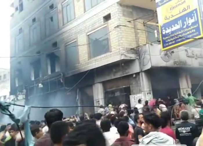 اطفأته الأمطار .. النيران تلتهم أكبر سوق تجاري بالحديدة